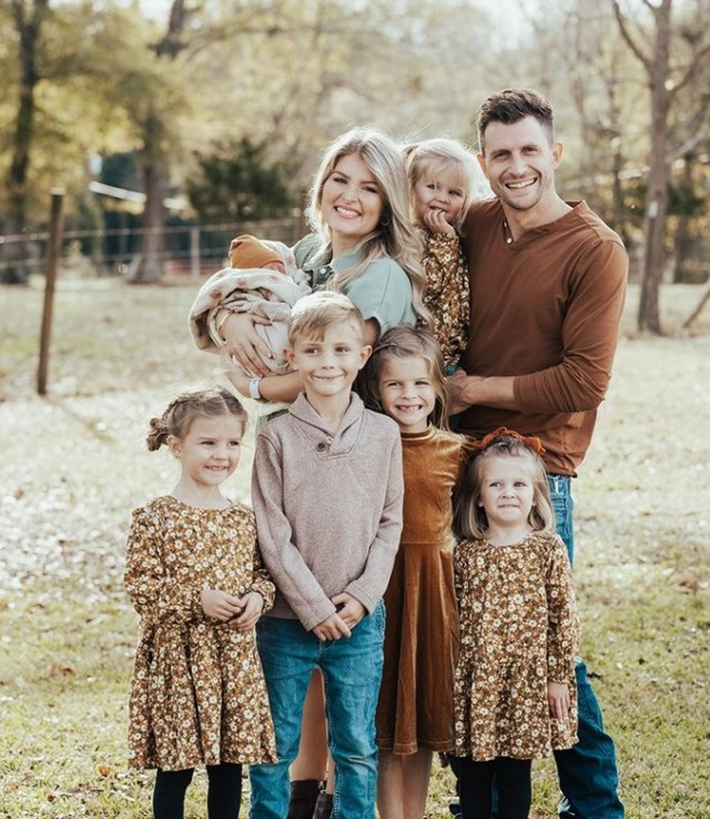 Chad Paine & Erin Bates With Their Kids From Bringing Up Bates, Sourced From @chad_erinpaine Instagram